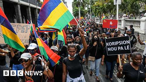 Mauritius oil spill: Thousands march in Port Louis