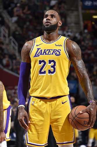 LeBron James Gets Warm Welcome, Tribute Video In Return To Cleveland As A Laker