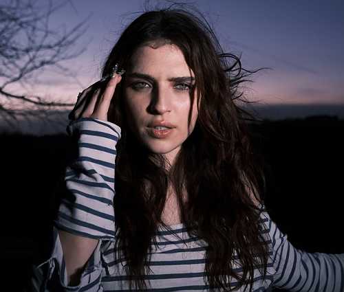 Mae Muller kicks off bold new era with intoxicating new single 'Breakaway' - CelebMix