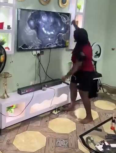 Entertainment: Angry Girlfriend Uses Knife To Destroy Her Boyfriend’s TV After Another Woman Called His Phone (Video) @HeisAustine Entertainment: Angry Girlfriend Uses Knife To Destroy Her Boyfriend’s TV After Another Woman Called His Phone (Video) @HeisAustine